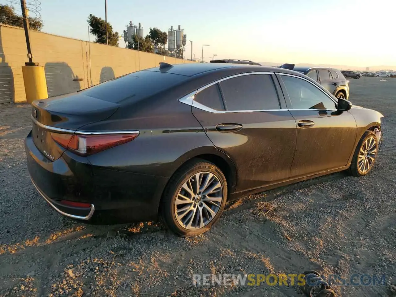 3 fotografías del automóvil dañado 58AD11D19MU007488 LEXUS ES250 2021