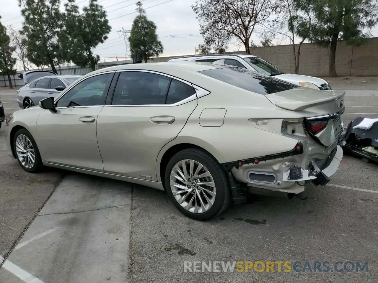 2 fotografías del automóvil dañado 58AEA1C12MU005765 LEXUS ES300 2021