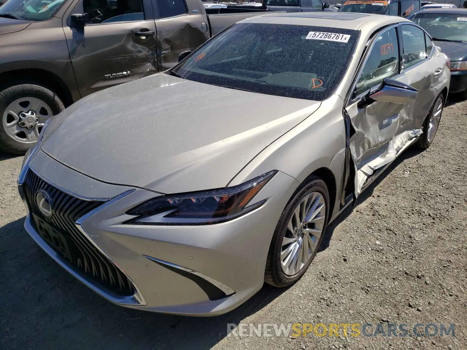 2 fotografías del automóvil dañado 58AEA1C1XMU001320 LEXUS ES300 2021