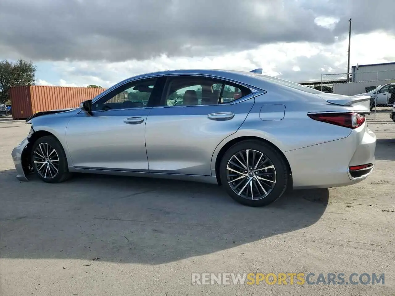 2 fotografías del automóvil dañado 58ADA1C11RU051414 LEXUS ES300 2024