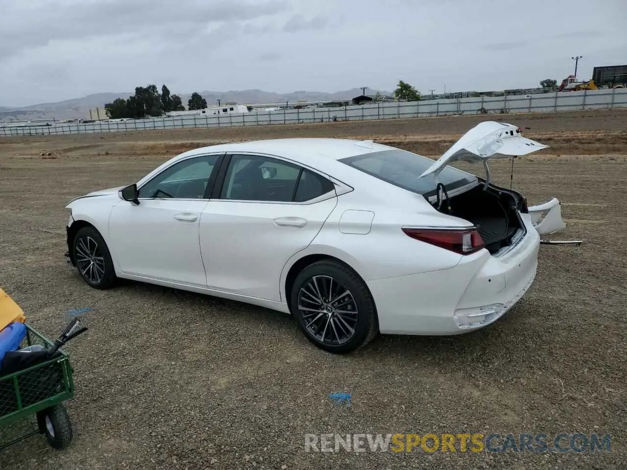 2 fotografías del automóvil dañado 58ADA1C16RU050677 LEXUS ES300 2024