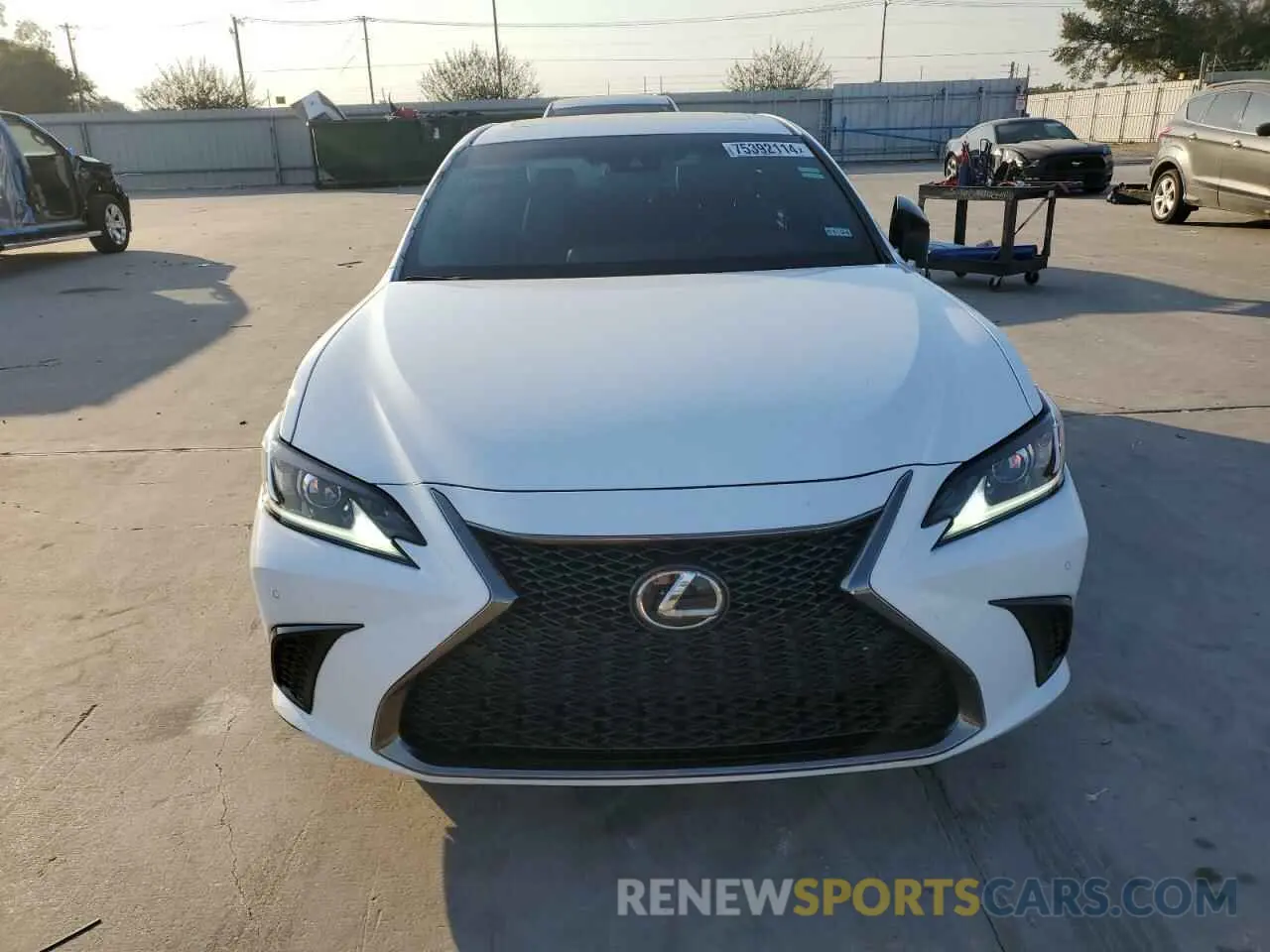 5 fotografías del automóvil dañado 58ABZ1B13KU012928 LEXUS ES350 2019