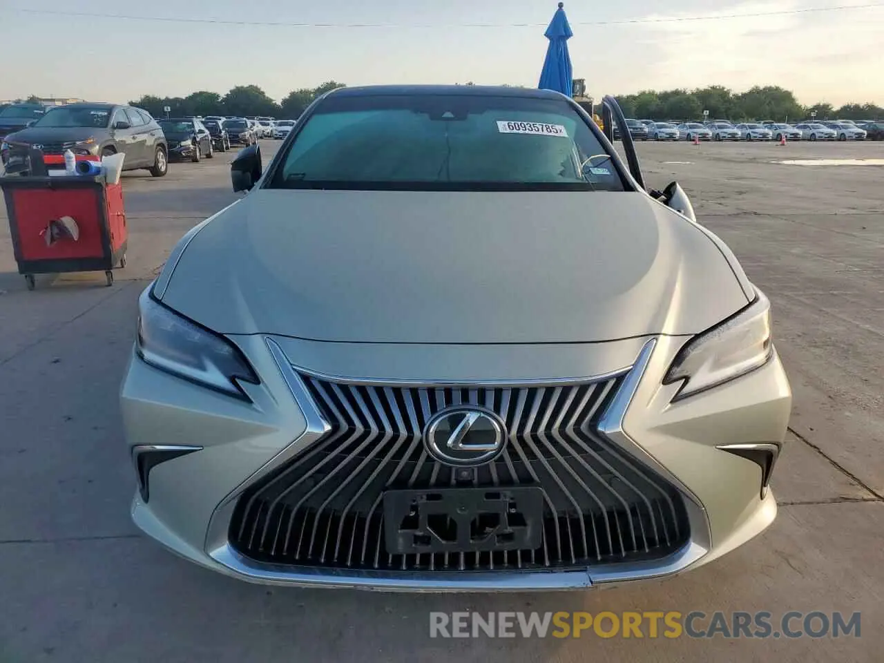 5 fotografías del automóvil dañado 58ABZ1B16KU031778 LEXUS ES350 2019
