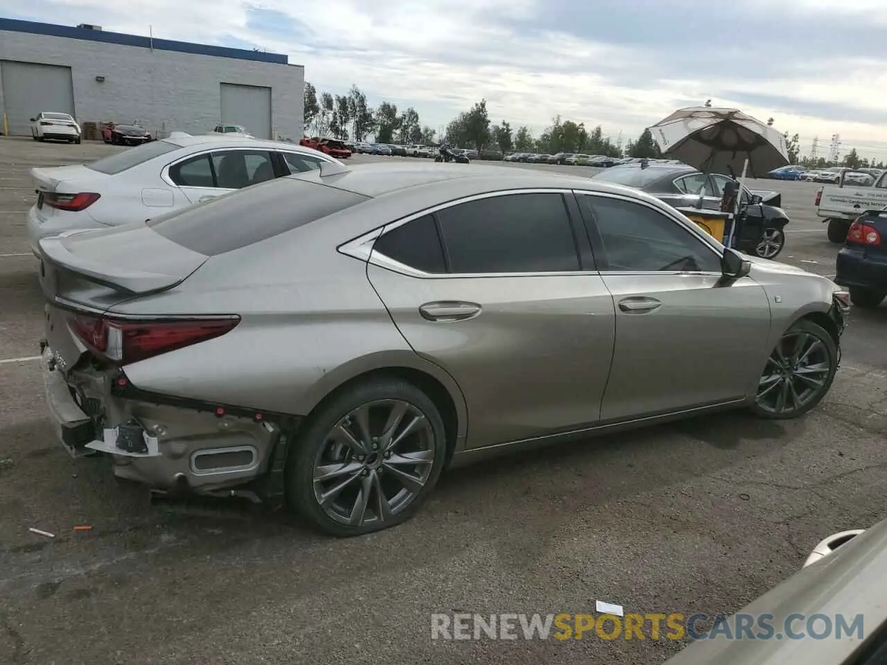 3 fotografías del automóvil dañado 58ABZ1B17KU023060 LEXUS ES350 2019