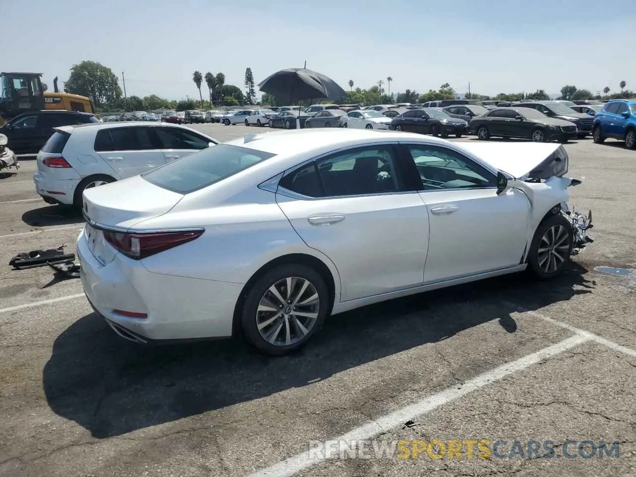 3 fotografías del automóvil dañado 58ABZ1B1XKU042461 LEXUS ES350 2019