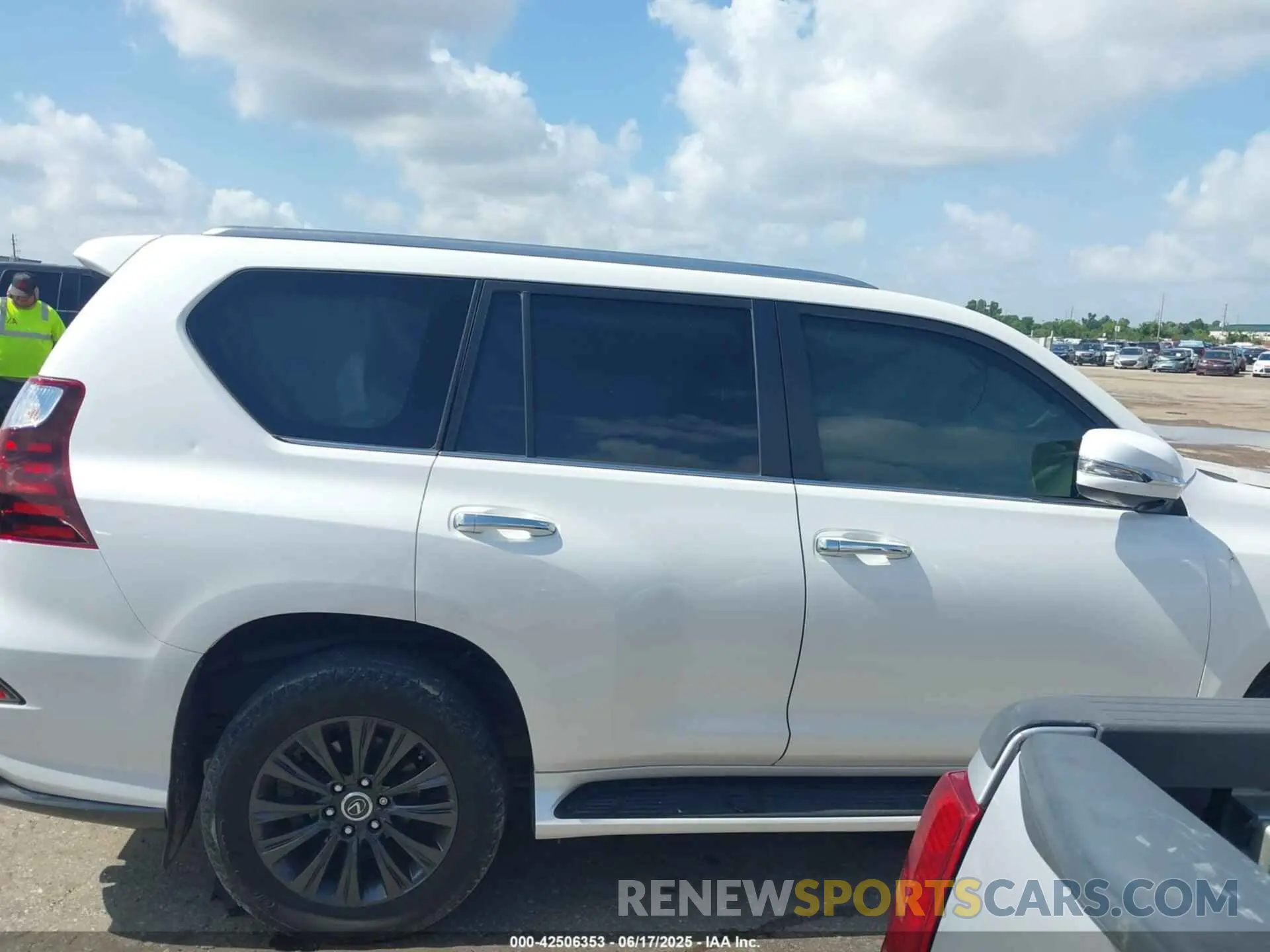14 fotografías del automóvil dañado JTJAM7BX3L5246847 LEXUS GX 460 2020