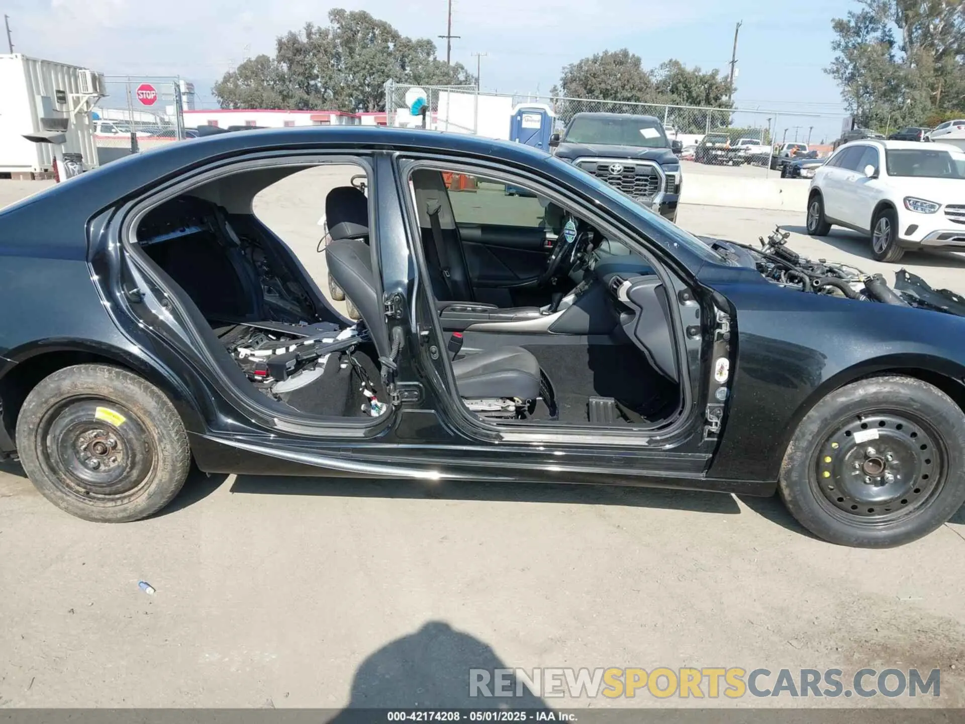 12 fotografías del automóvil dañado JTHBA1D24K5097117 LEXUS IS 2019