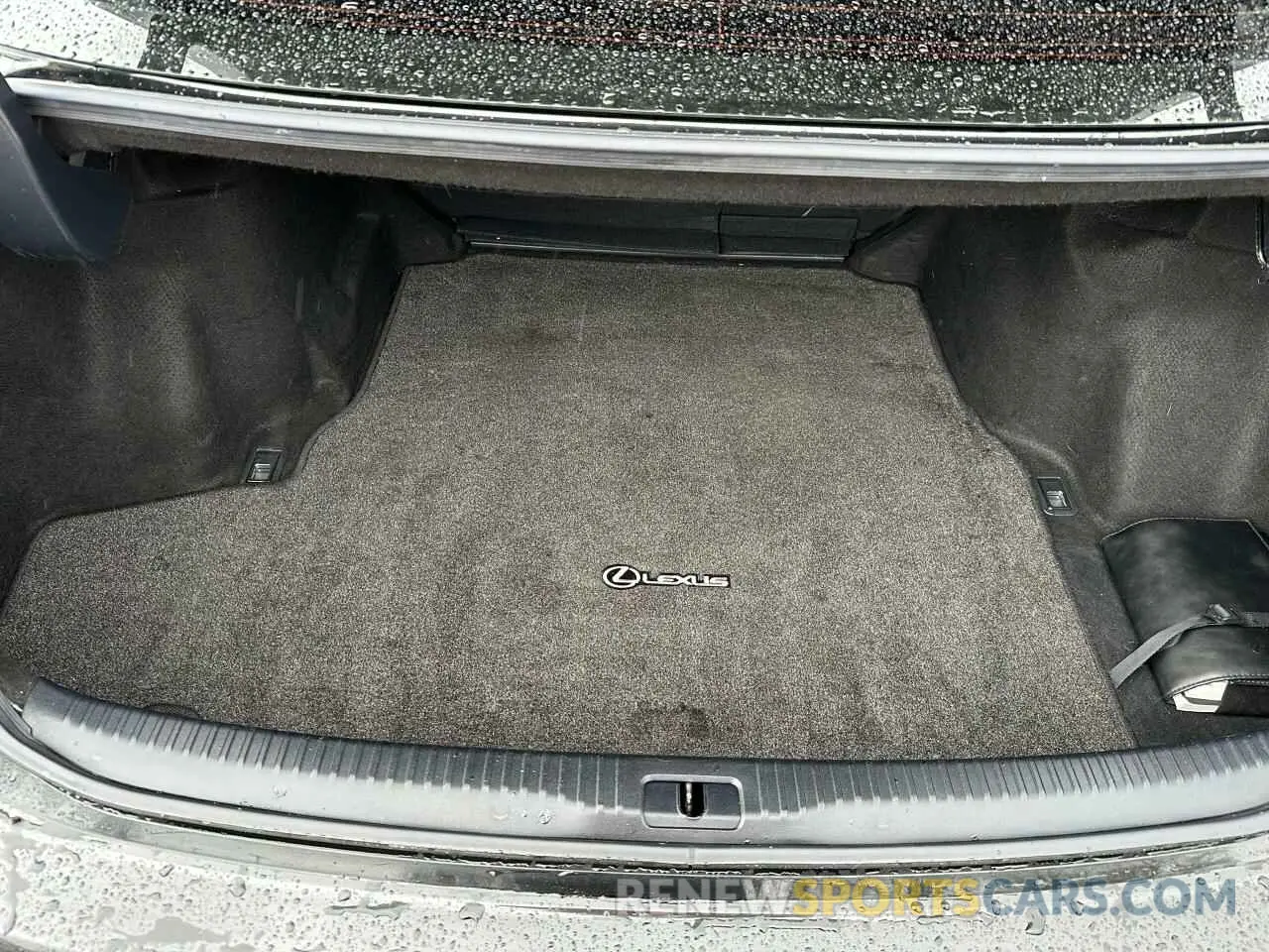11 fotografías del automóvil dañado JTHC81D22K5035098 LEXUS IS 2019