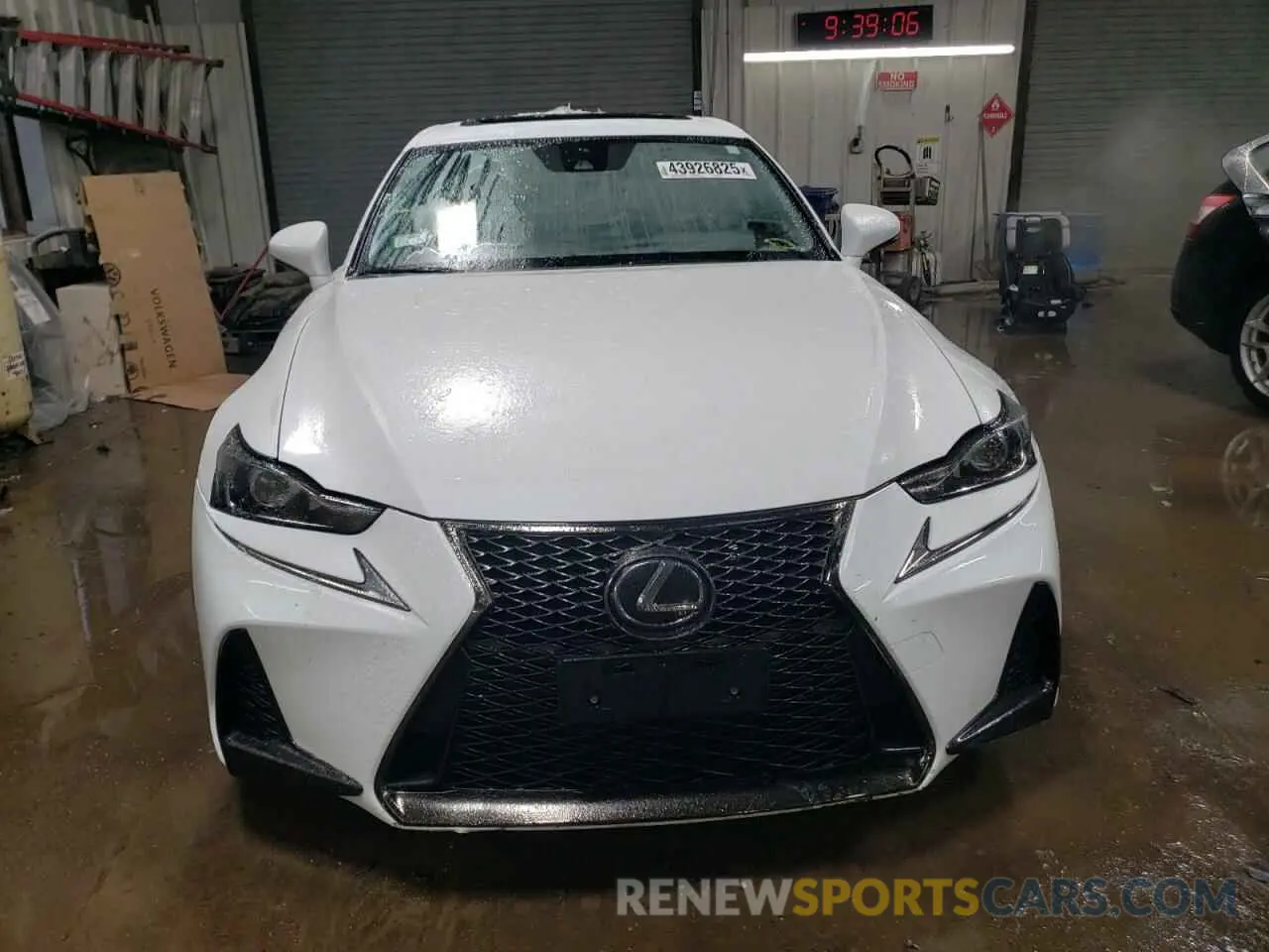 5 fotografías del automóvil dañado JTHC81D28K5037583 LEXUS IS 2019