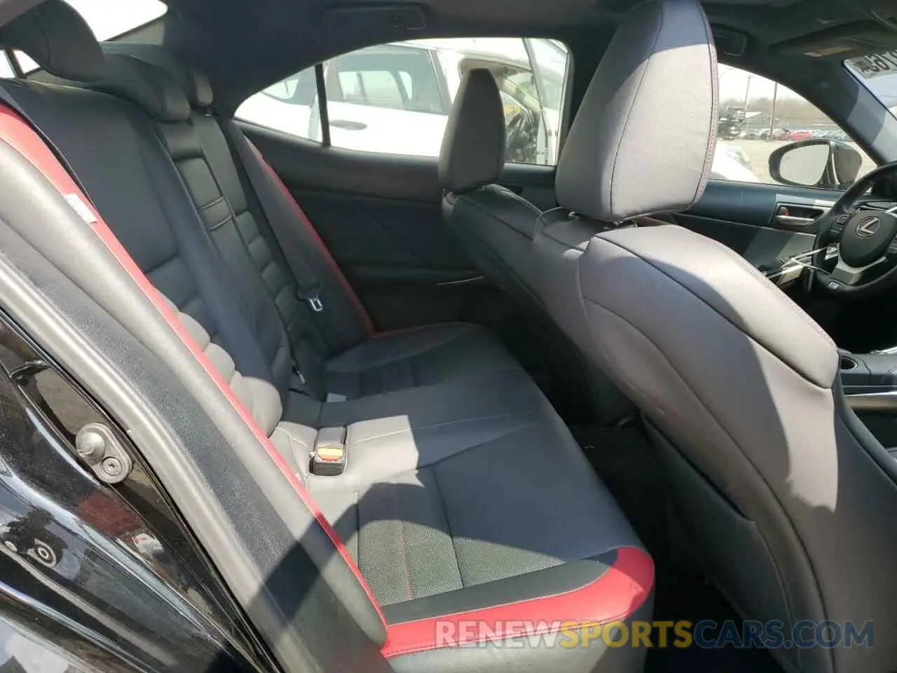 10 fotografías del automóvil dañado JTHC81D29K5039777 LEXUS IS 2019