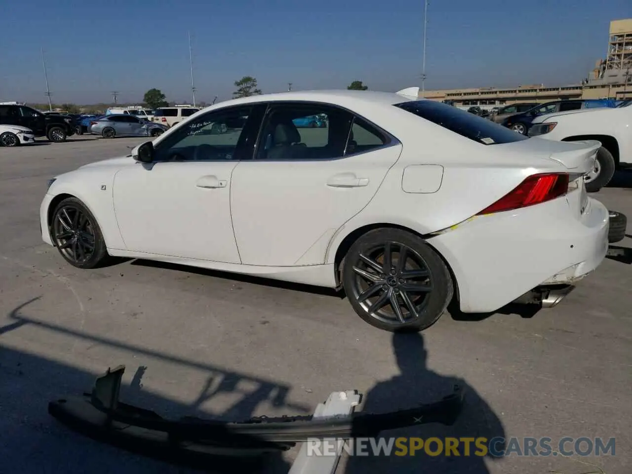 2 fotografías del automóvil dañado JTHC81D2XK5035169 LEXUS IS 2019
