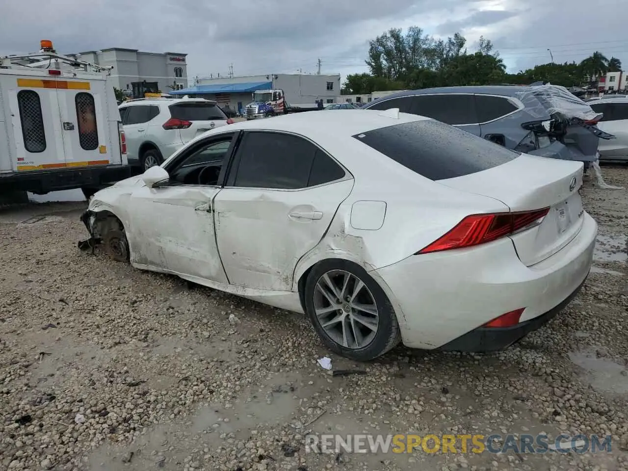2 fotografías del automóvil dañado JTHAA1D22L5105552 LEXUS IS 2020