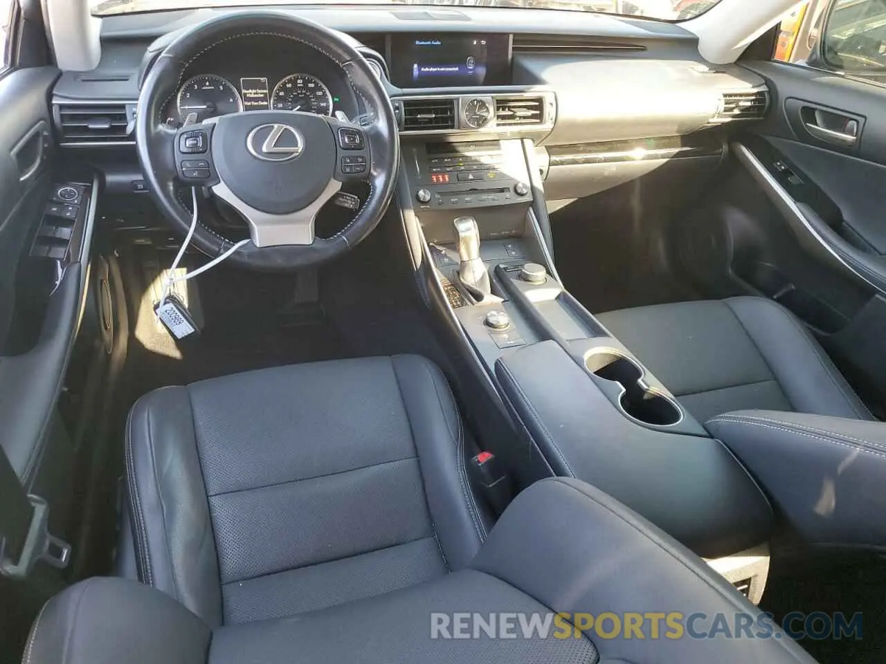 8 fotografías del automóvil dañado JTHDA1D25L5107518 LEXUS IS 2020