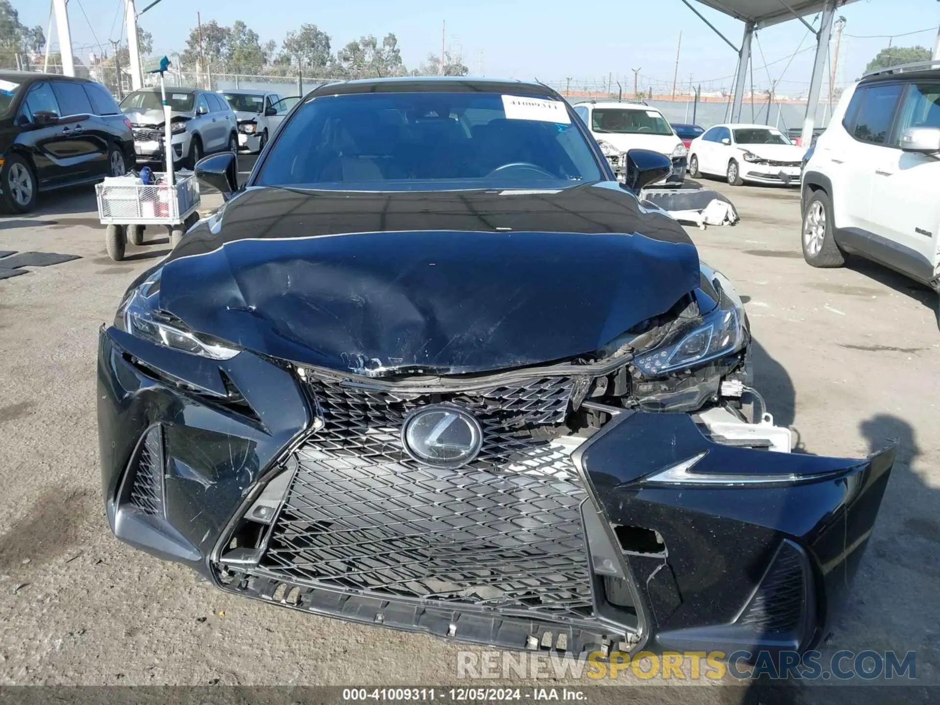 12 fotografías del automóvil dañado JTHGA1D26L5106214 LEXUS IS 2020