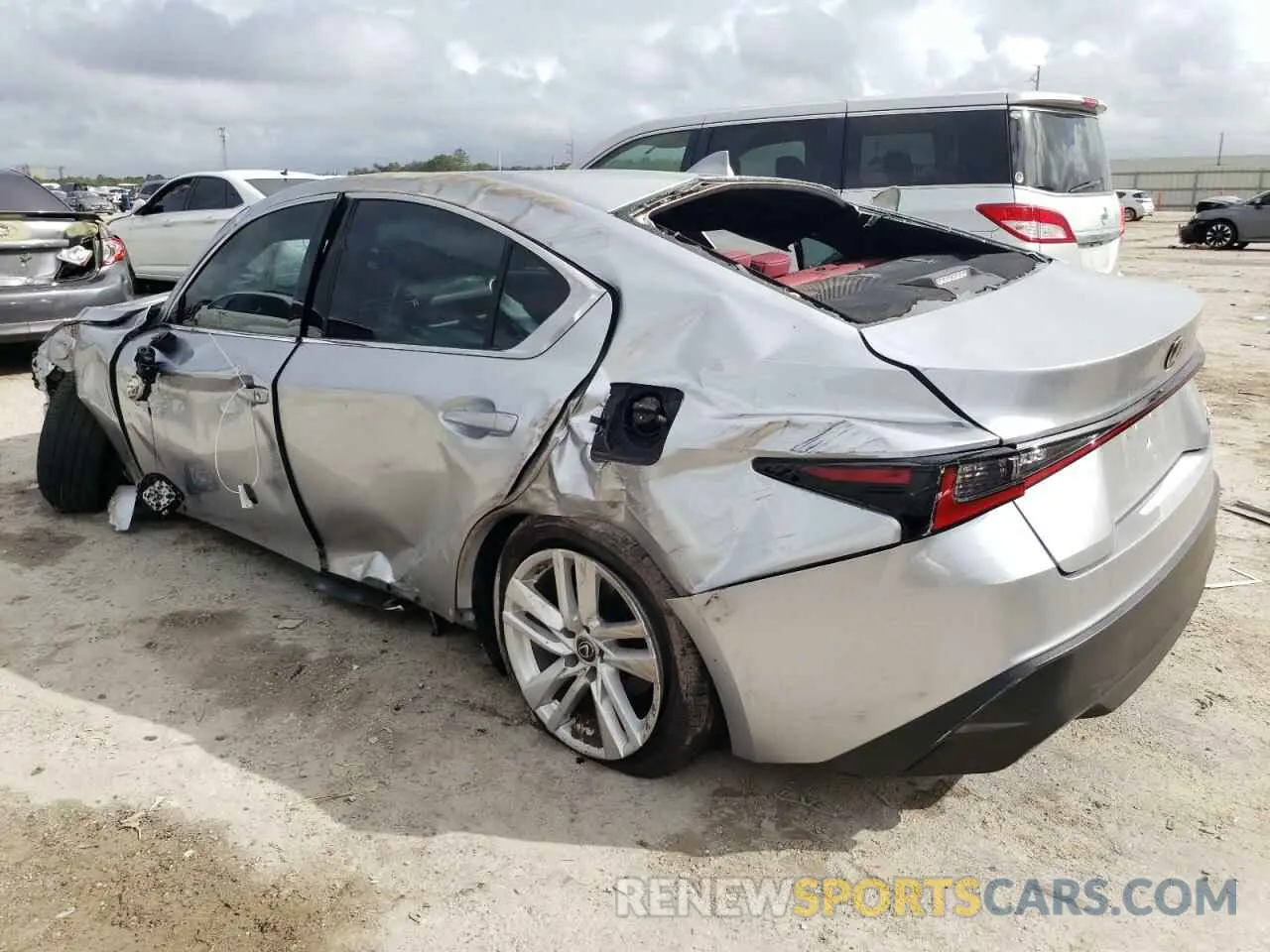 2 fotografías del automóvil dañado JTHAA1D21M5113837 LEXUS IS 2021