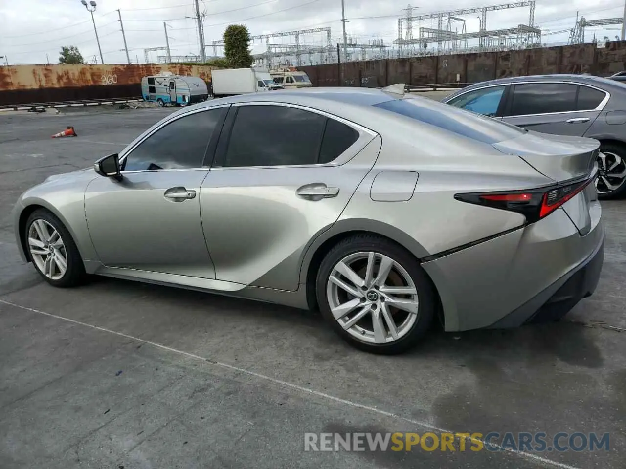 2 fotografías del automóvil dañado JTHAA1D26M5114336 LEXUS IS 2021