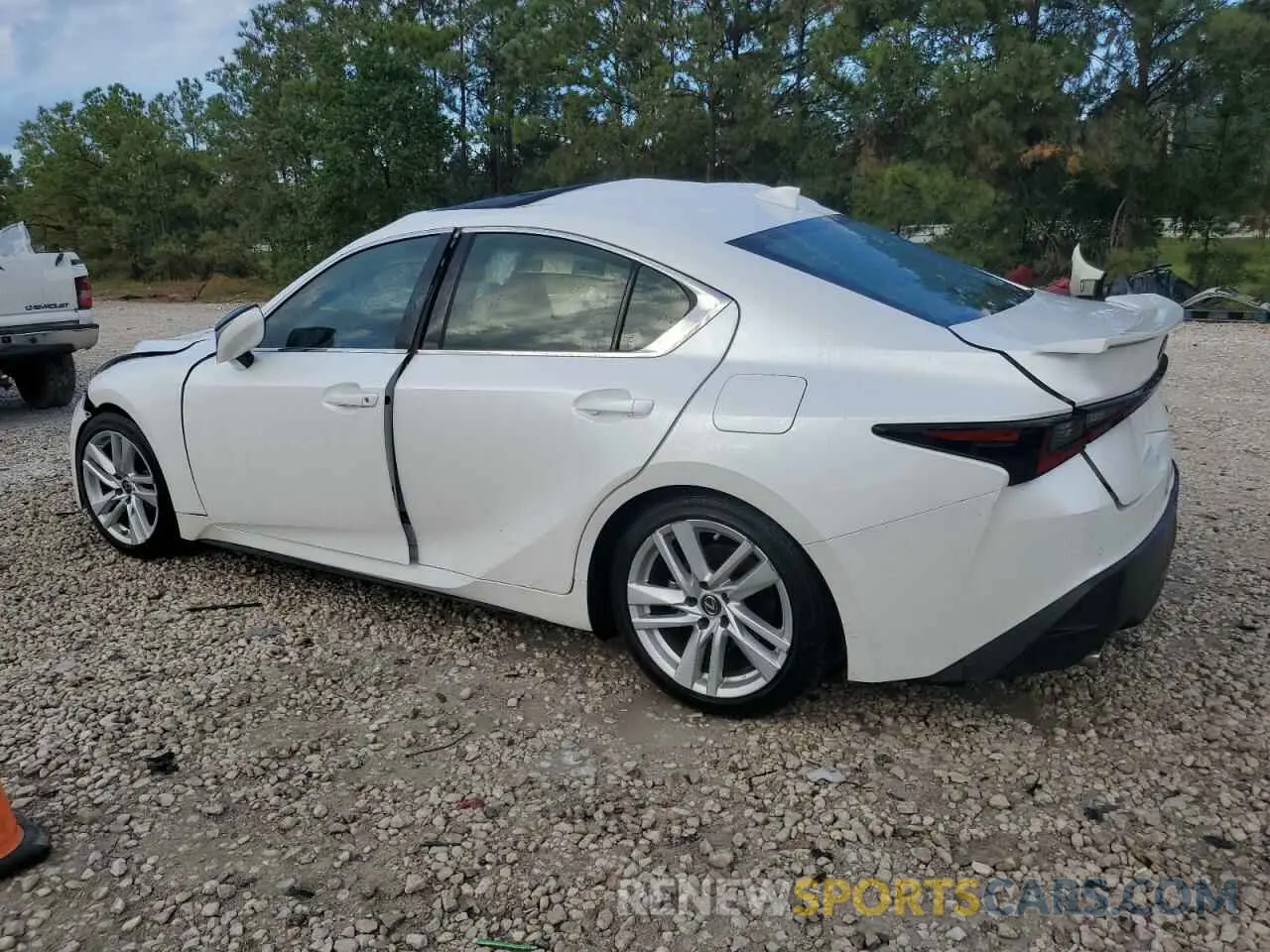 2 fotografías del automóvil dañado JTHCA1D20M5117483 LEXUS IS 2021