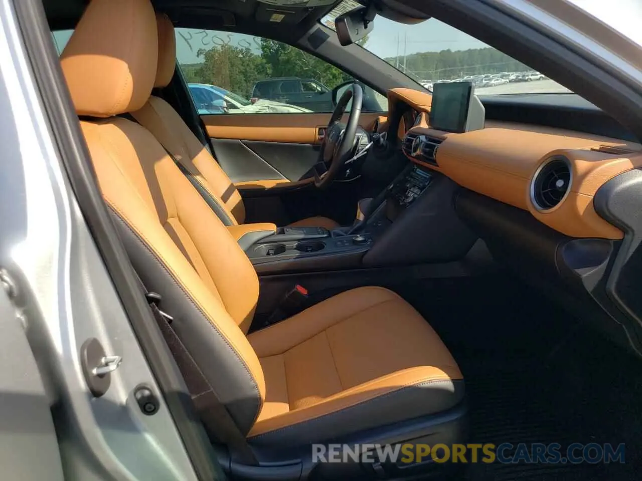 5 fotografías del automóvil dañado JTHCA1D24M5112948 LEXUS IS 2021
