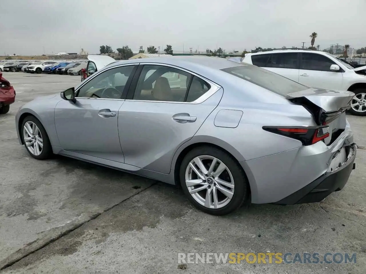 2 fotografías del automóvil dañado JTHCA1D26M5110473 LEXUS IS 2021