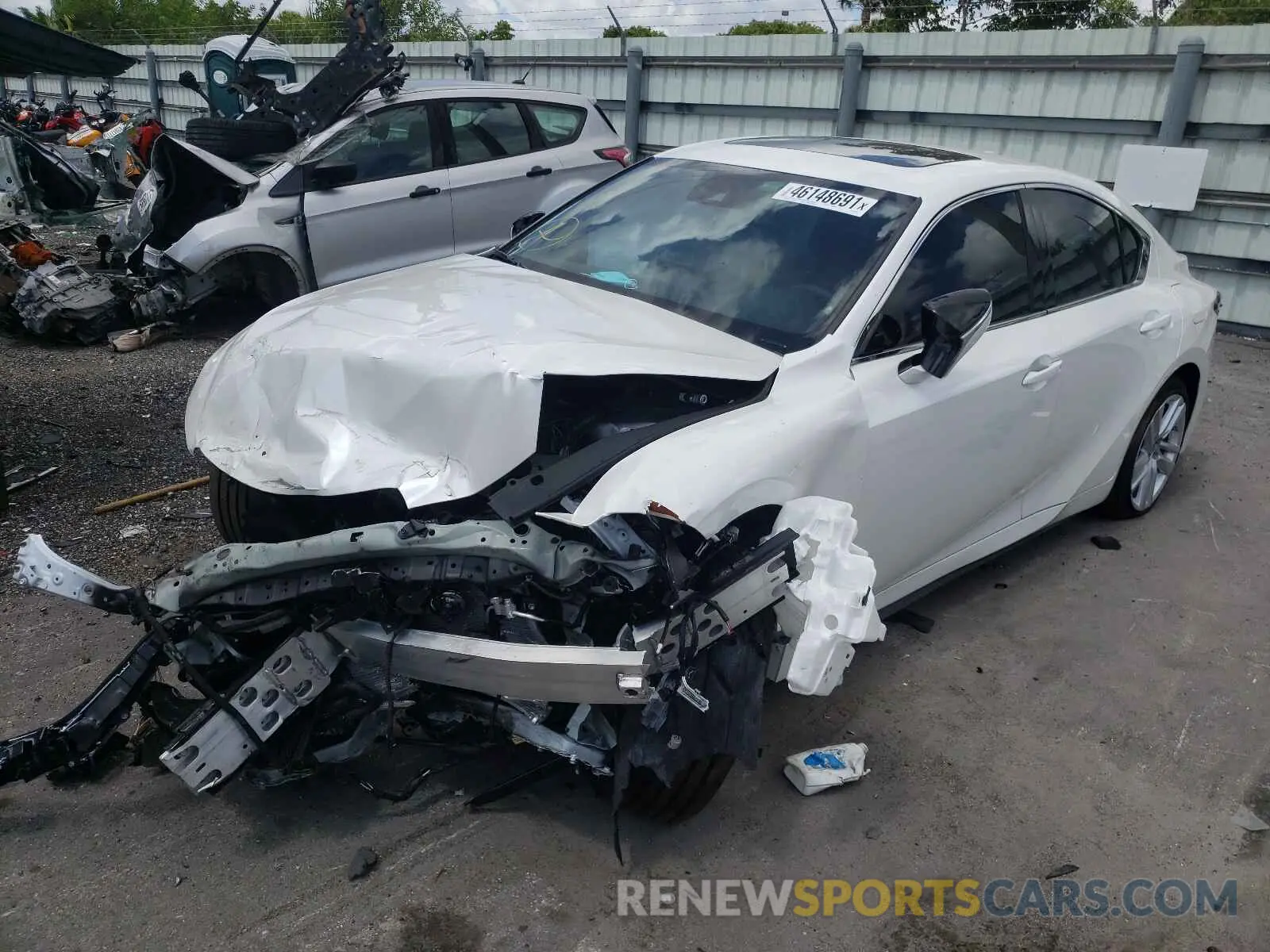2 fotografías del automóvil dañado JTHCA1D28M5114377 LEXUS IS 2021