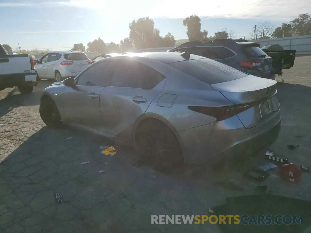 2 fotografías del automóvil dañado JTHCA1D2XM5116213 LEXUS IS 2021