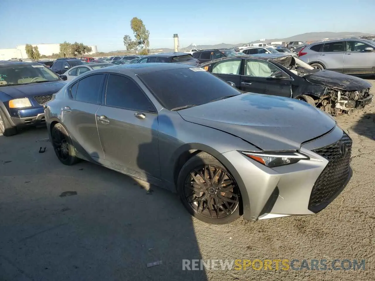 4 fotografías del automóvil dañado JTHCA1D2XM5116213 LEXUS IS 2021