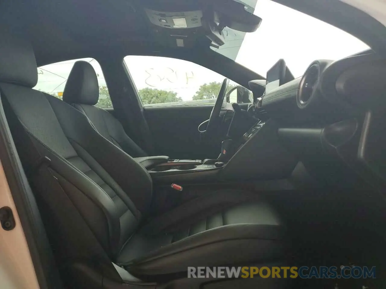 5 fotografías del automóvil dañado JTHGZ1B21M5042242 LEXUS IS 2021