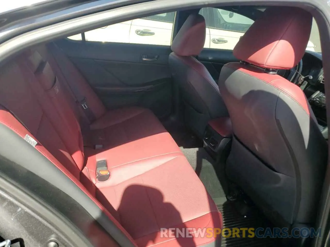 10 fotografías del automóvil dañado JTHAA1D21N5120868 LEXUS IS 2022