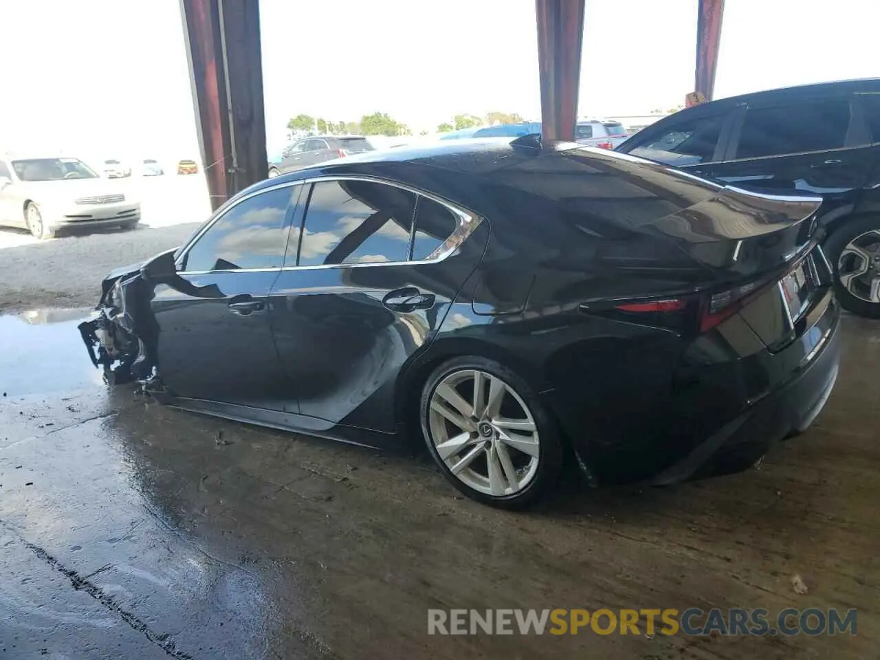 2 fotografías del automóvil dañado JTHAA1D24N5122629 LEXUS IS 2022