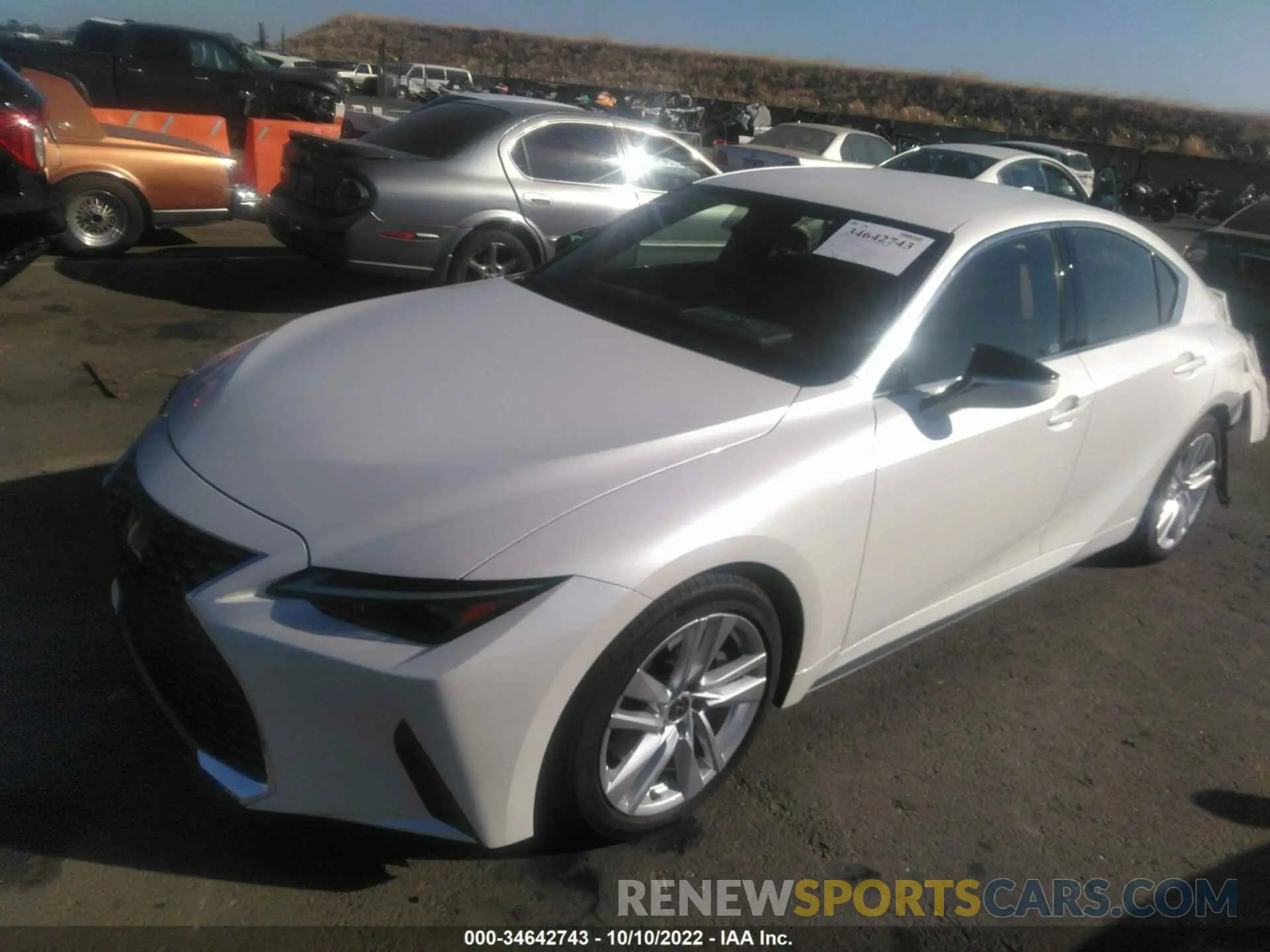 2 fotografías del automóvil dañado JTHAA1D27N5120261 LEXUS IS 2022