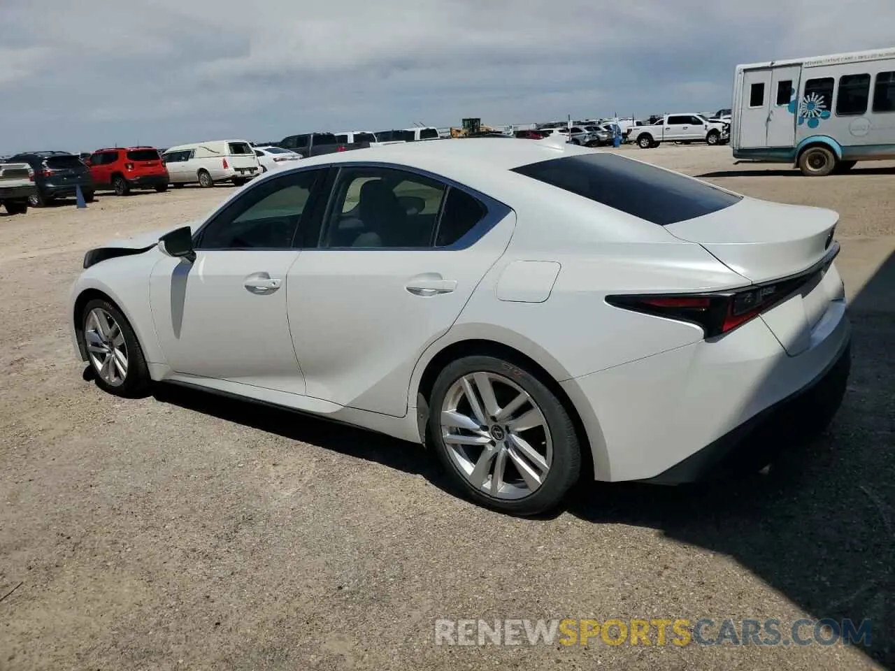 2 fotografías del automóvil dañado JTHCA1D29N5120674 LEXUS IS 2022