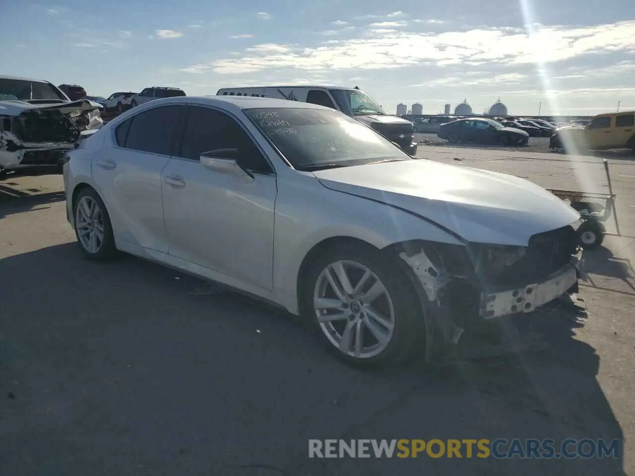 4 fotografías del automóvil dañado JTHCA1D2XN5120103 LEXUS IS 2022