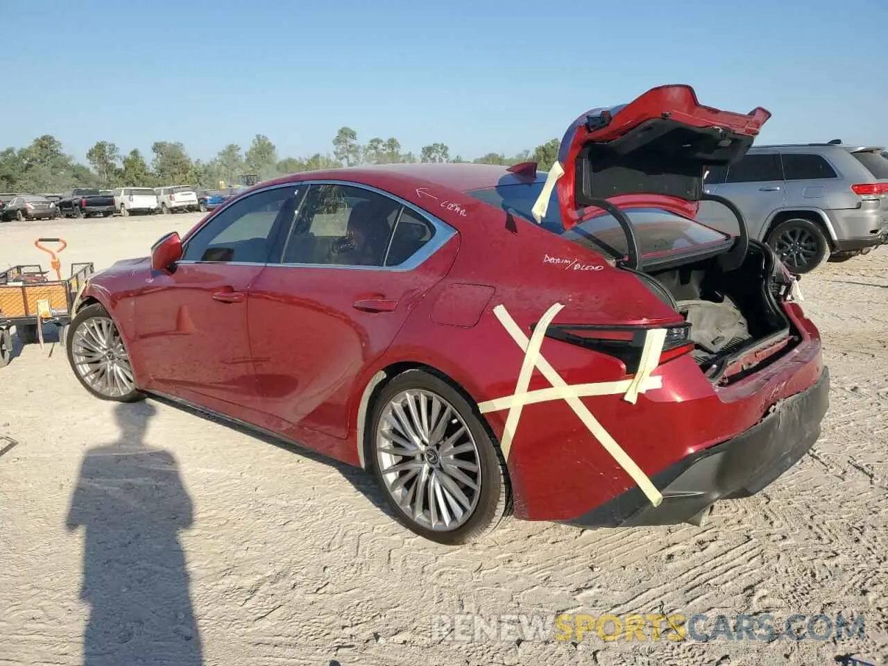 2 fotografías del automóvil dañado JTHDA1D27N5121388 LEXUS IS 2022