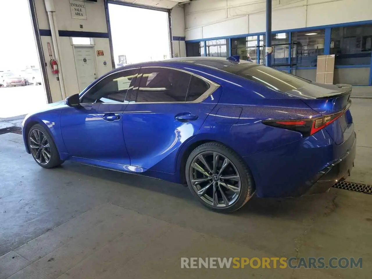 2 fotografías del automóvil dañado JTHG81F28N5048165 LEXUS IS 2022