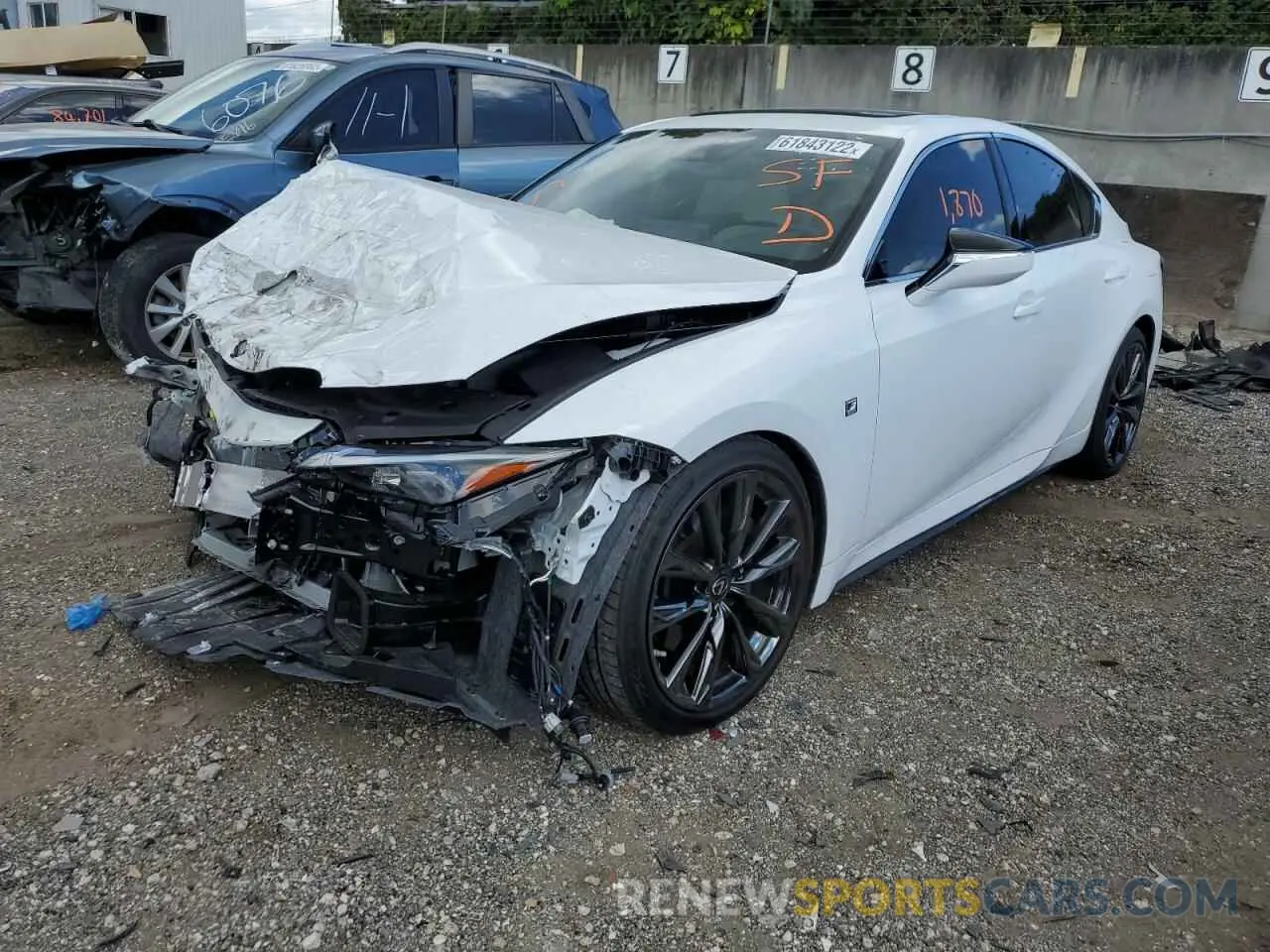 2 fotografías del automóvil dañado JTHGZ1B29N5055466 LEXUS IS 2022