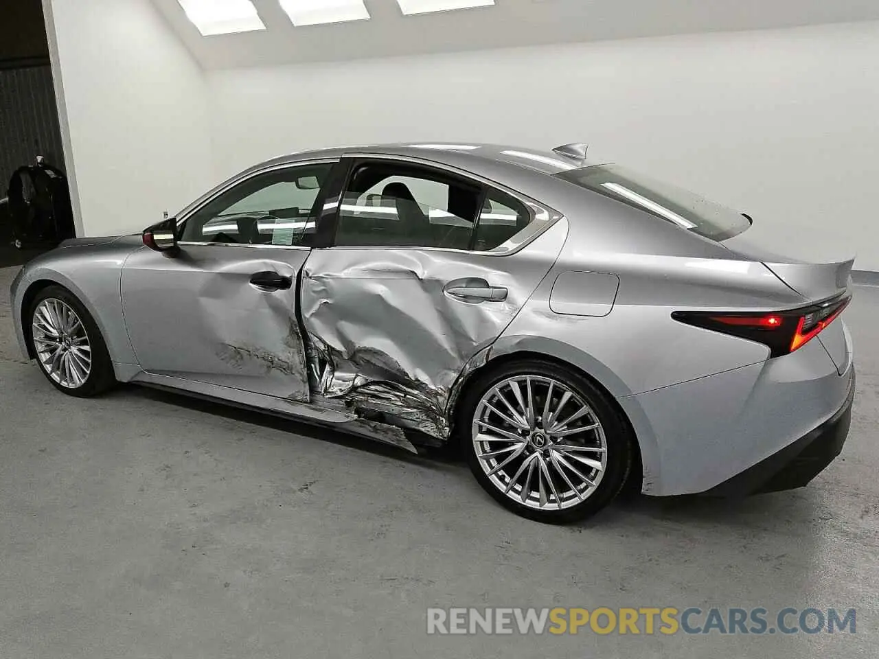 2 fotografías del automóvil dañado JTHDA1D23P5127420 LEXUS IS 2023