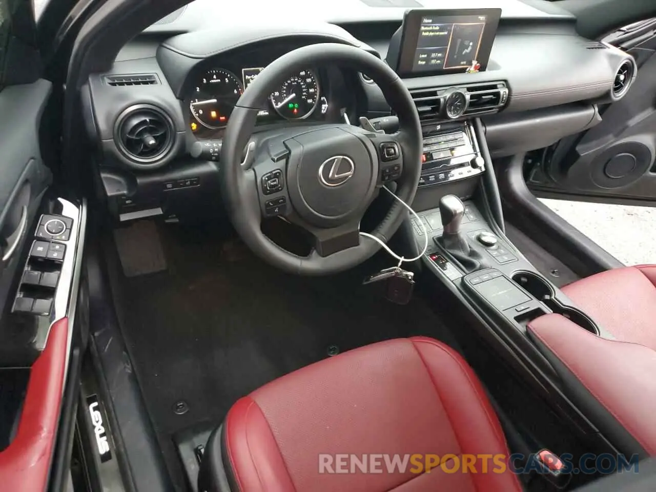 8 fotografías del automóvil dañado JTHCA1D29R5129946 LEXUS IS 2024