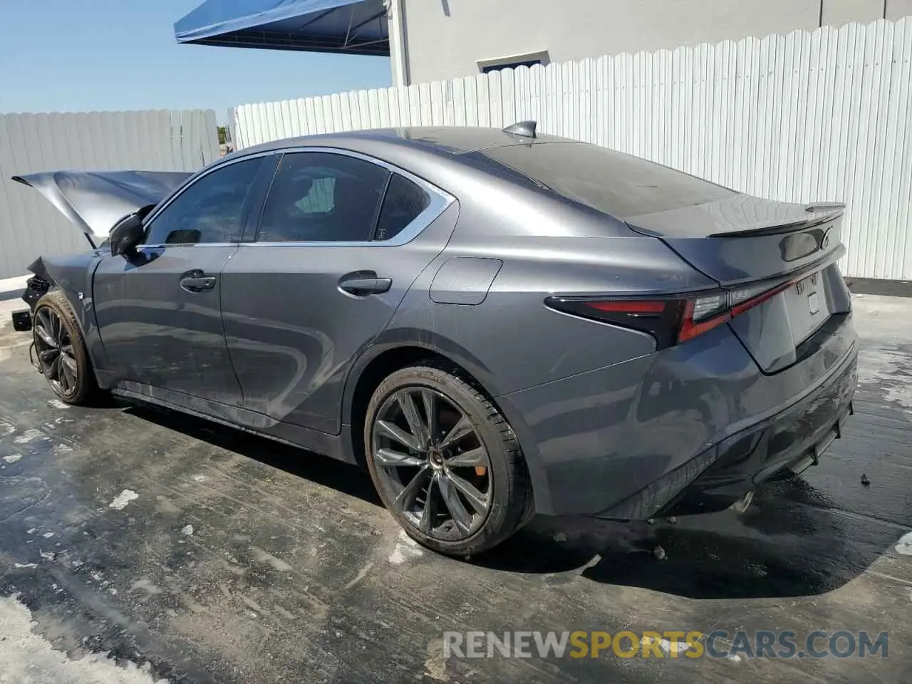 2 fotografías del automóvil dañado JTHGA1D24R5130097 LEXUS IS 2024
