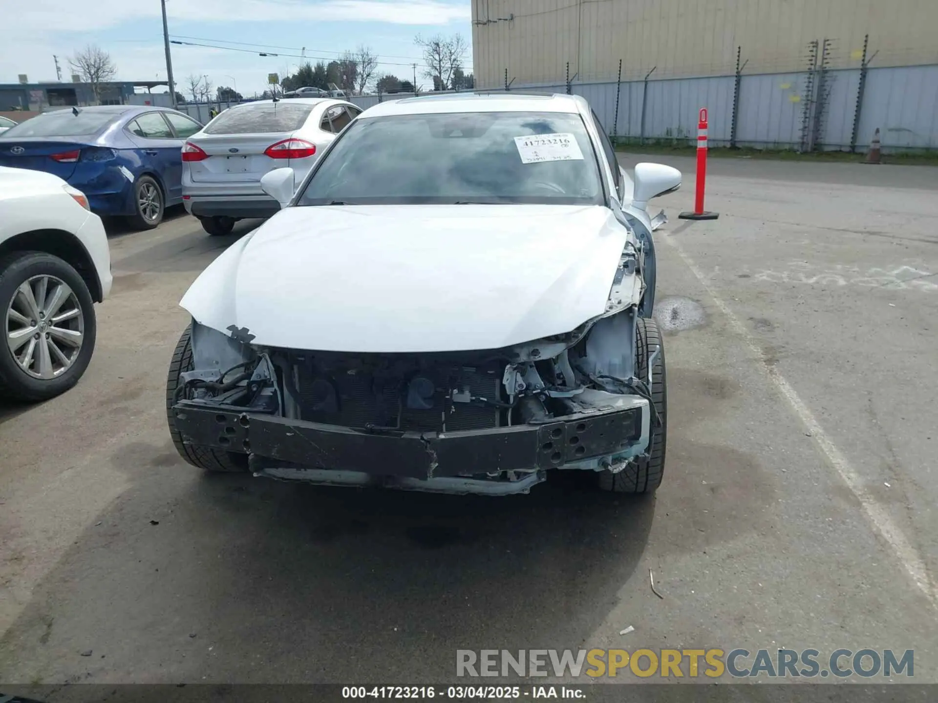 13 fotografías del automóvil dañado JTHBA1D20K5096708 LEXUS IS 300 2019