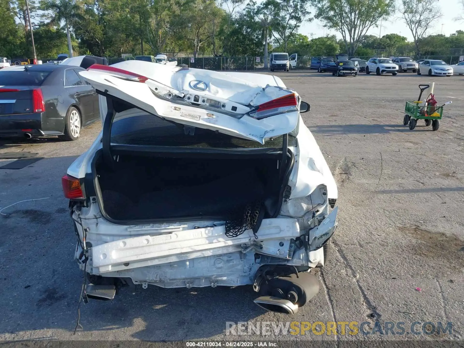 17 fotografías del automóvil dañado JTHBA1D21K5093168 LEXUS IS 300 2019
