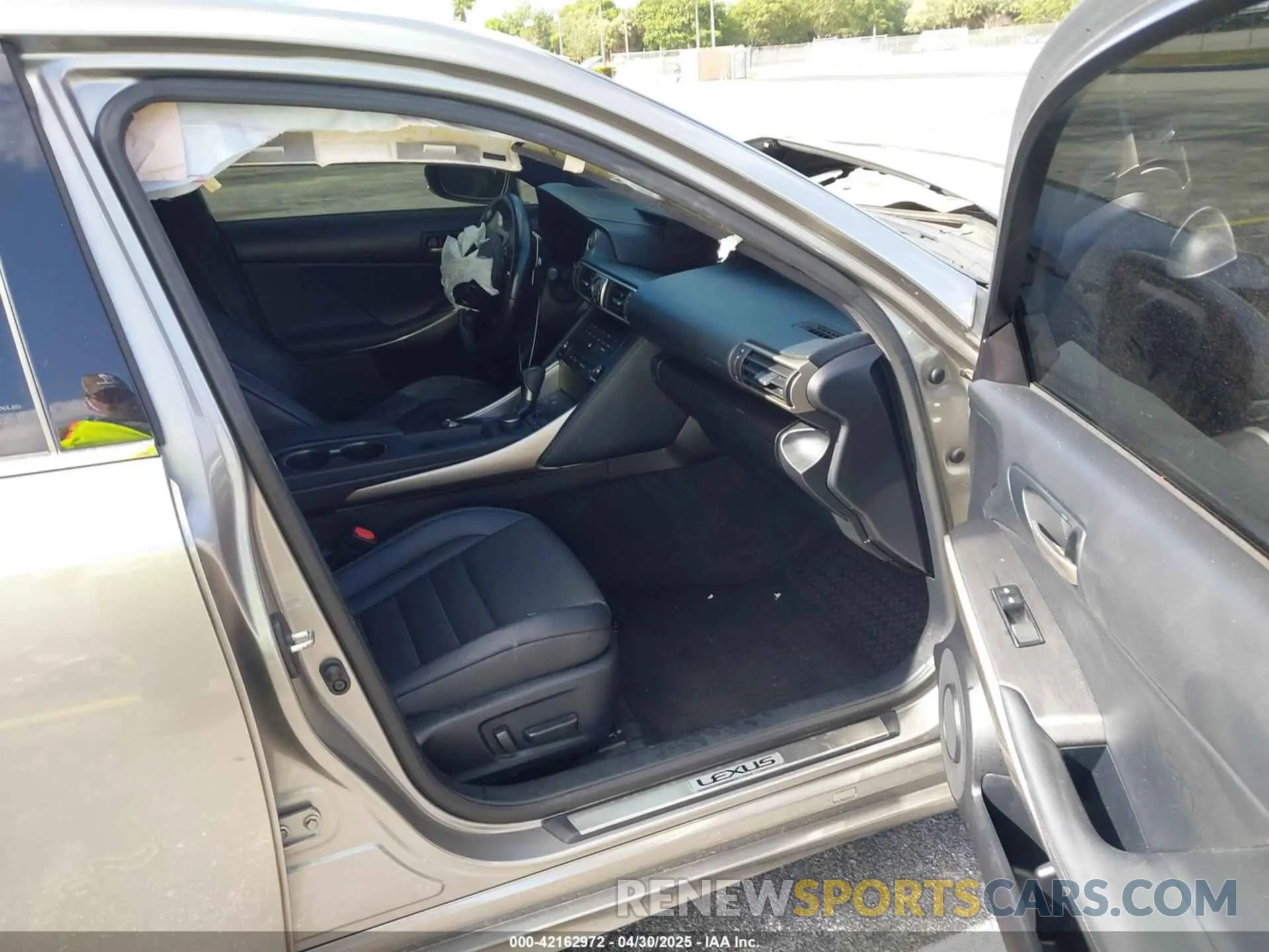 5 fotografías del automóvil dañado JTHBA1D23K5093351 LEXUS IS 300 2019