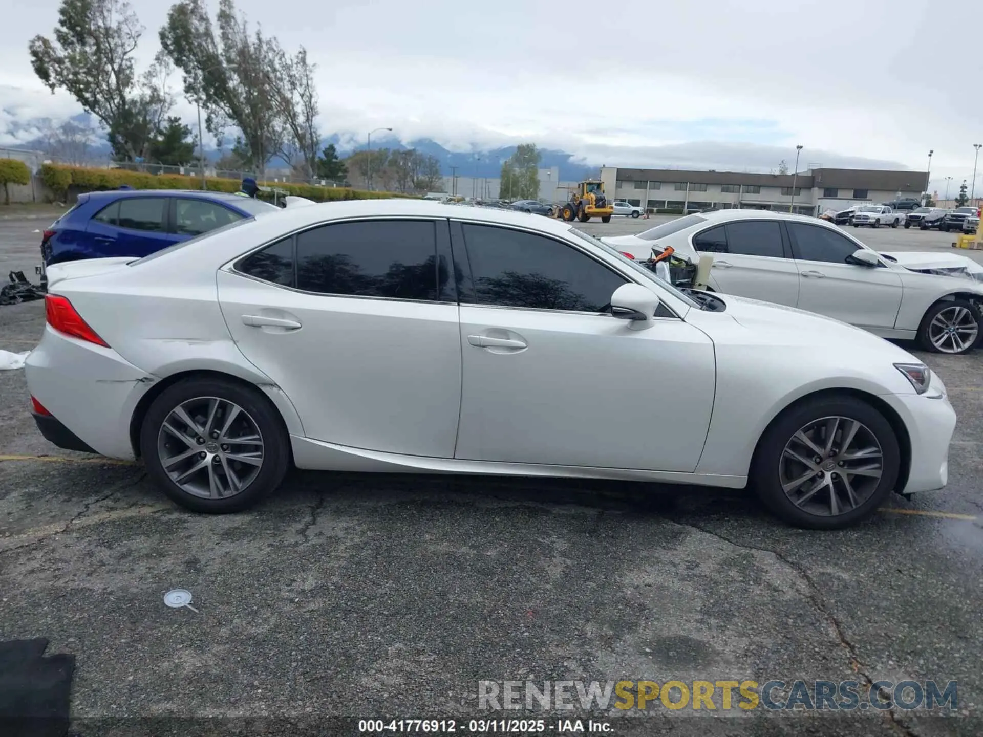 13 fotografías del automóvil dañado JTHBA1D25K5093447 LEXUS IS 300 2019