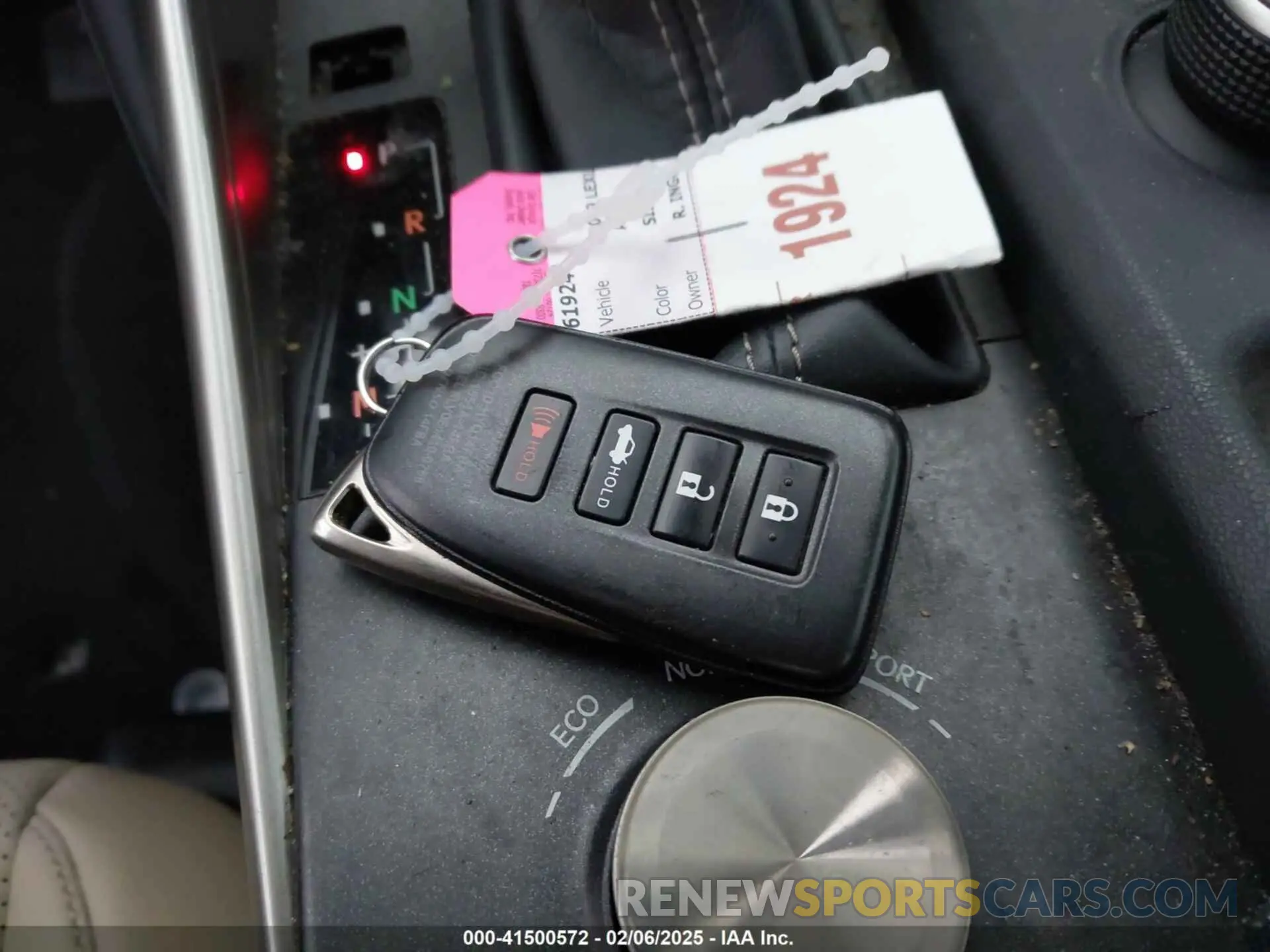 11 fotografías del automóvil dañado JTHC81D25K5036536 LEXUS IS 300 2019