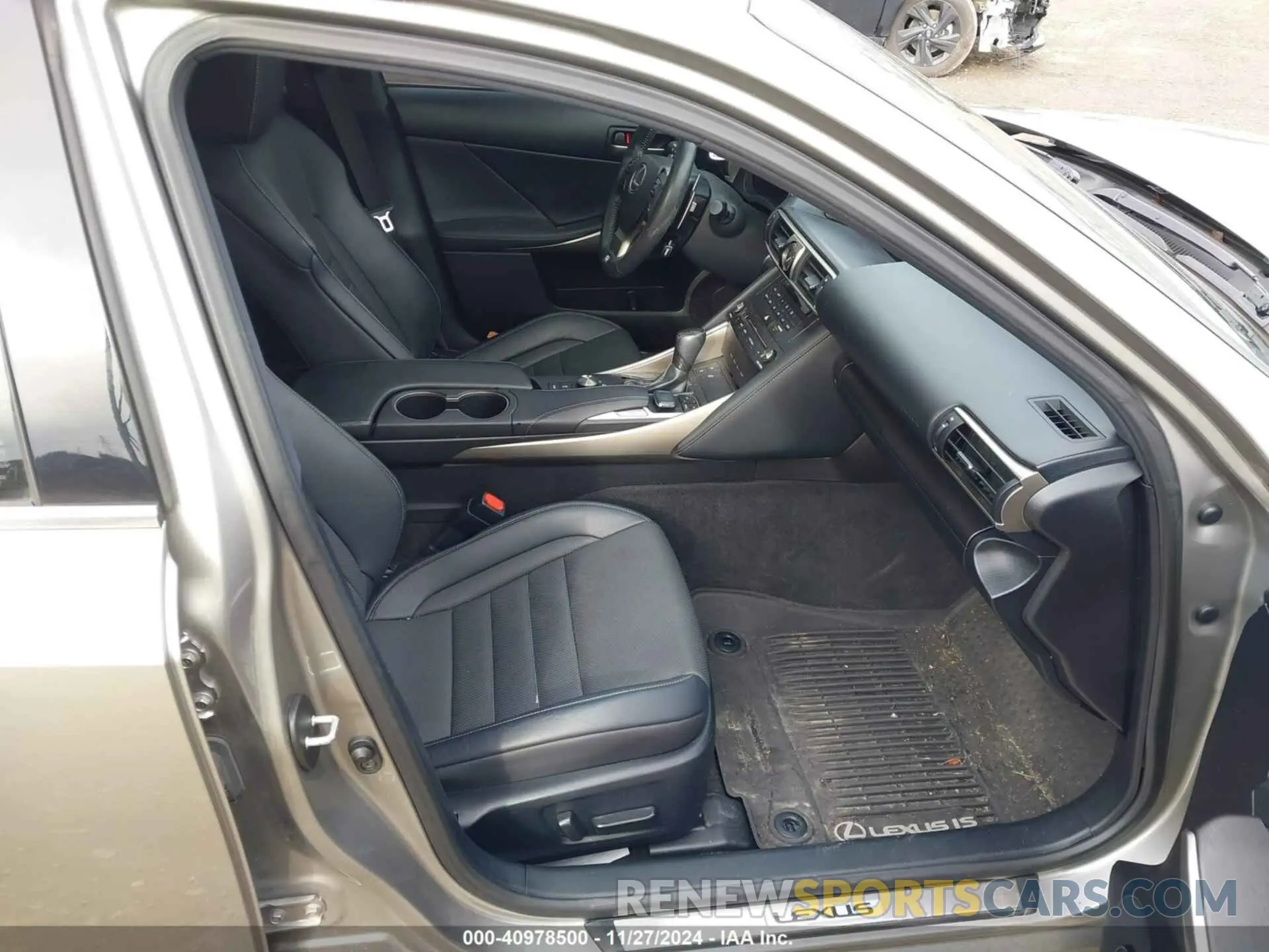 5 fotografías del automóvil dañado JTHC81D28K5036577 LEXUS IS 300 2019