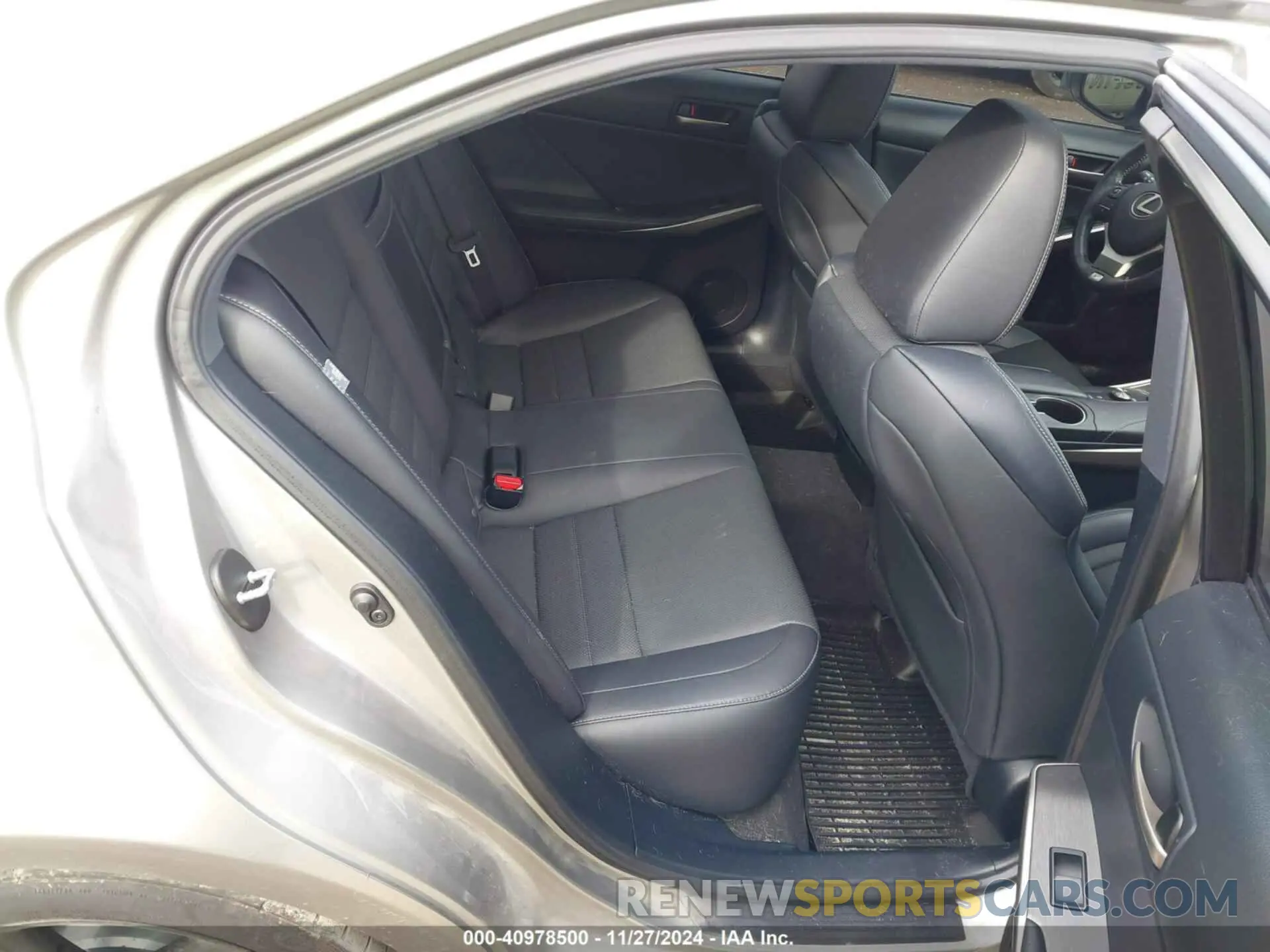 8 fotografías del automóvil dañado JTHC81D28K5036577 LEXUS IS 300 2019