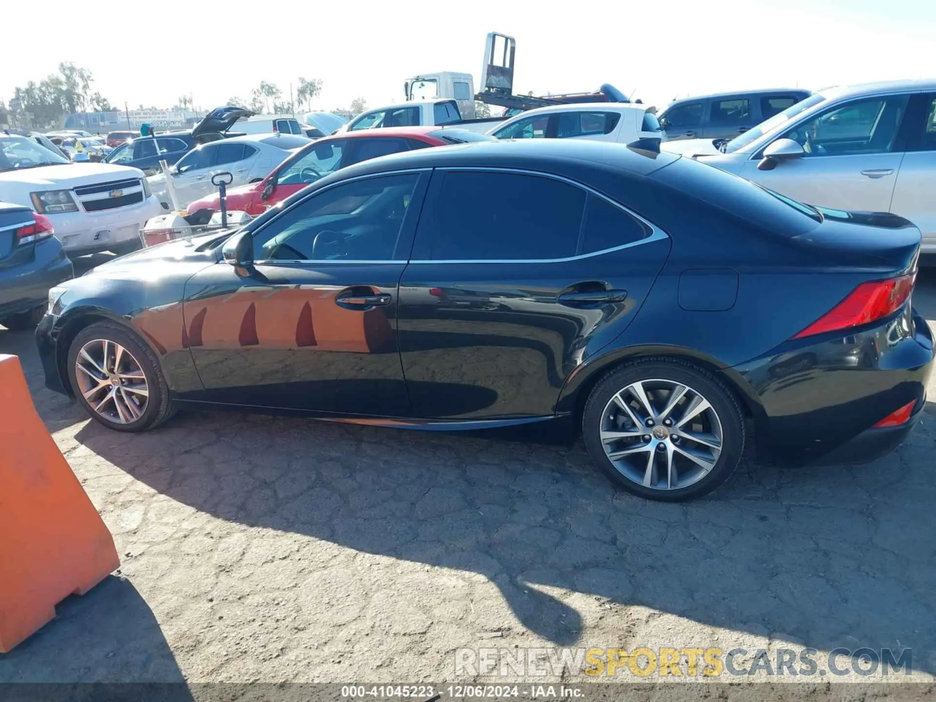 14 fotografías del automóvil dañado JTHAA1D26L5108860 LEXUS IS 300 2020