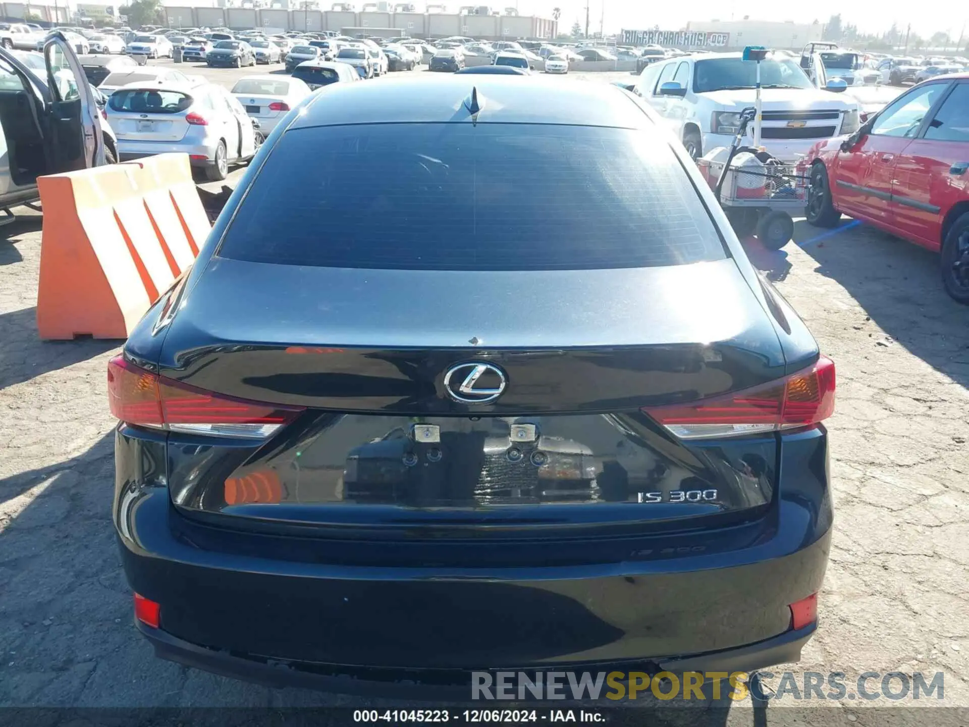 16 fotografías del automóvil dañado JTHAA1D26L5108860 LEXUS IS 300 2020