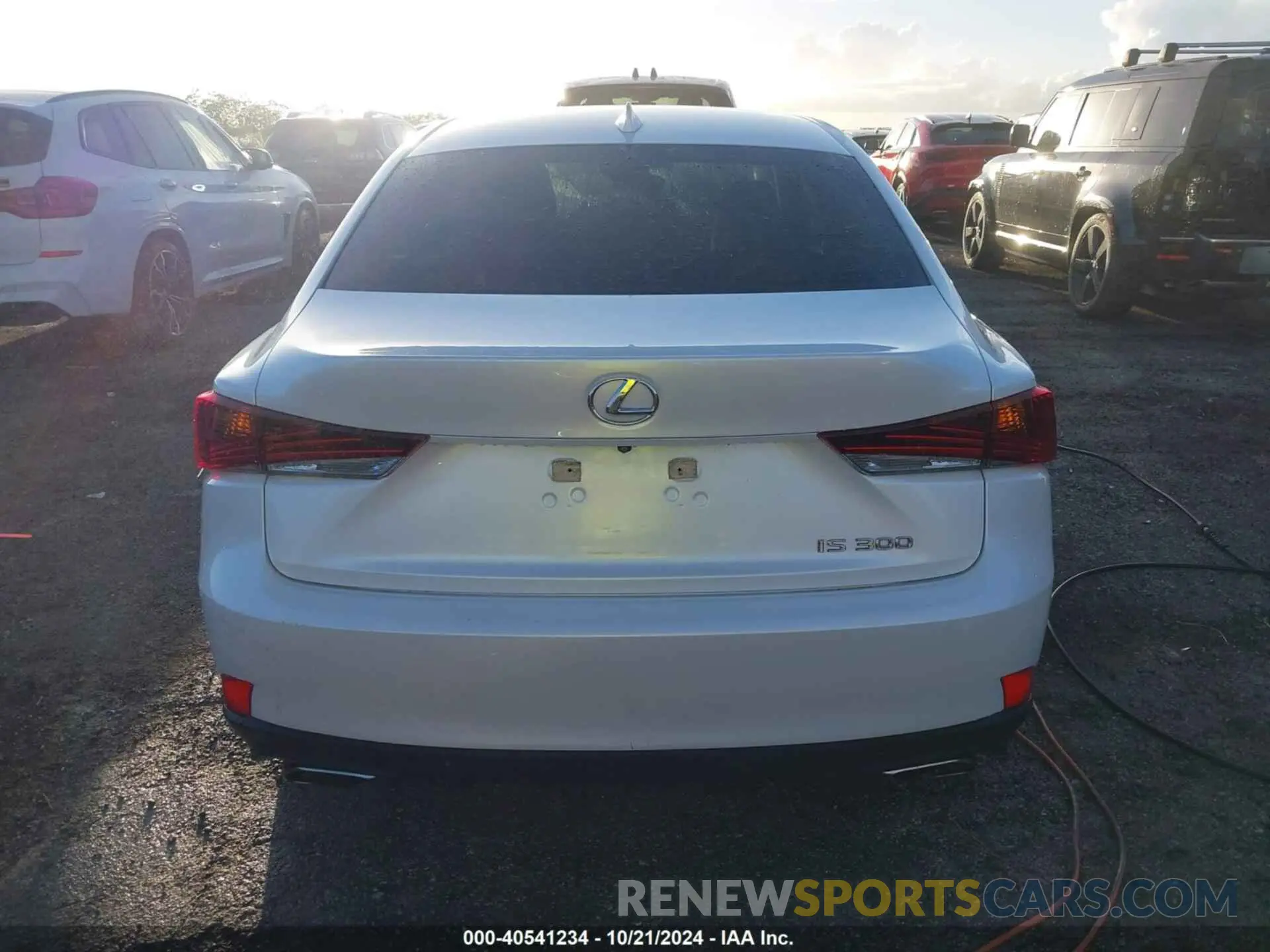 15 fotografías del automóvil dañado JTHAA1D28L5102767 LEXUS IS 300 2020