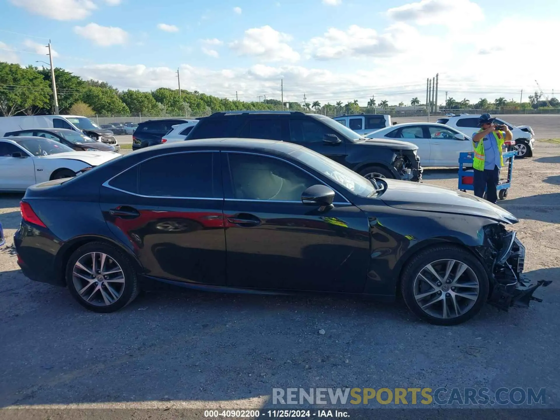 14 fotografías del automóvil dañado JTHAA1D29L5108397 LEXUS IS 300 2020
