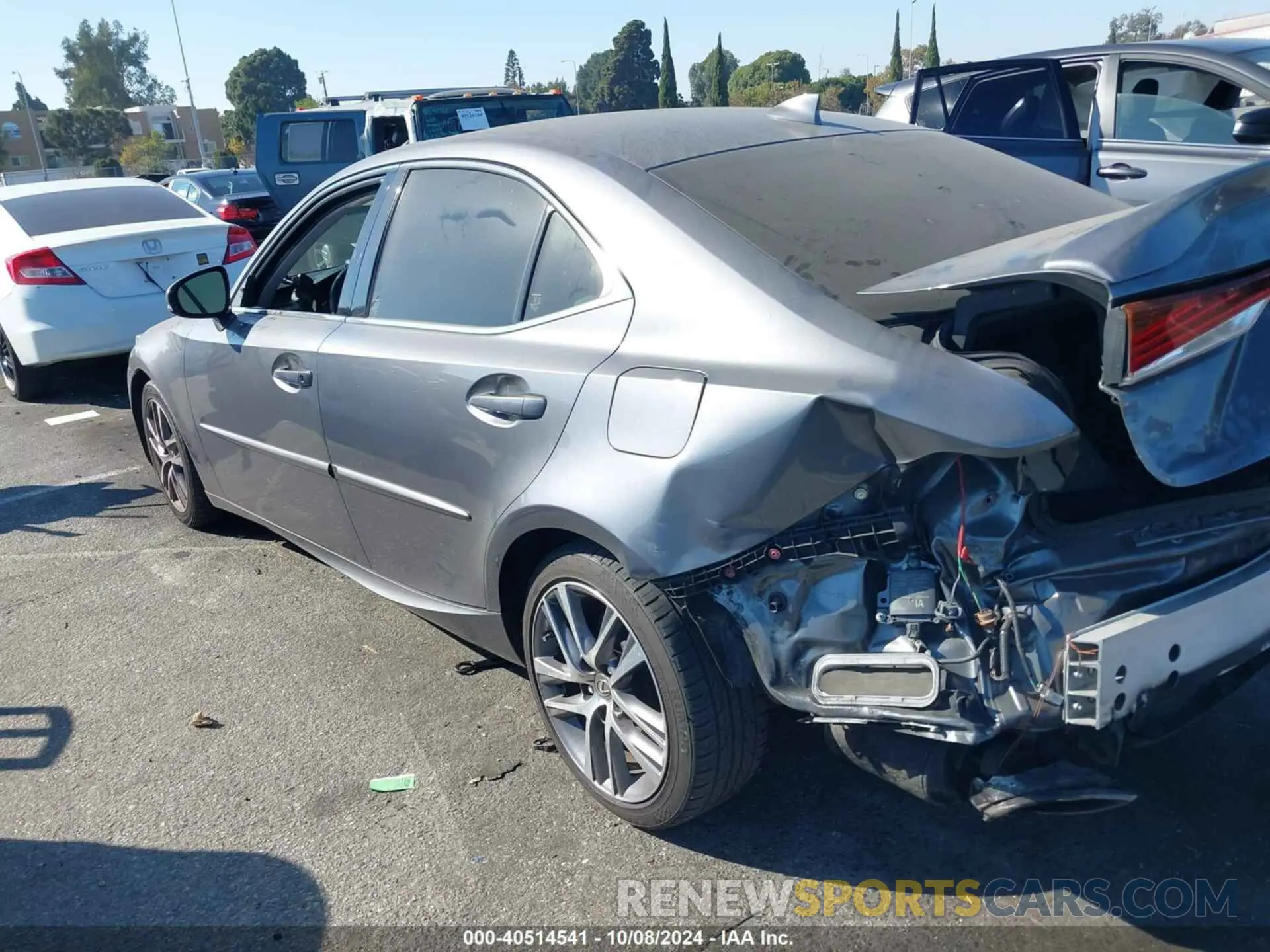 14 fotografías del automóvil dañado JTHDA1D24L5106926 LEXUS IS 300 2020